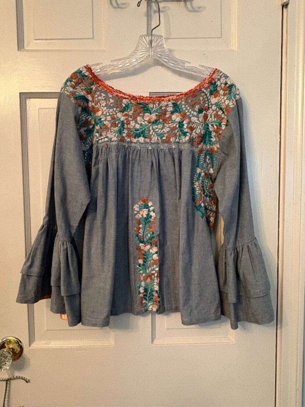 Mi Golondrina long, ruffled sleeved gray blouse